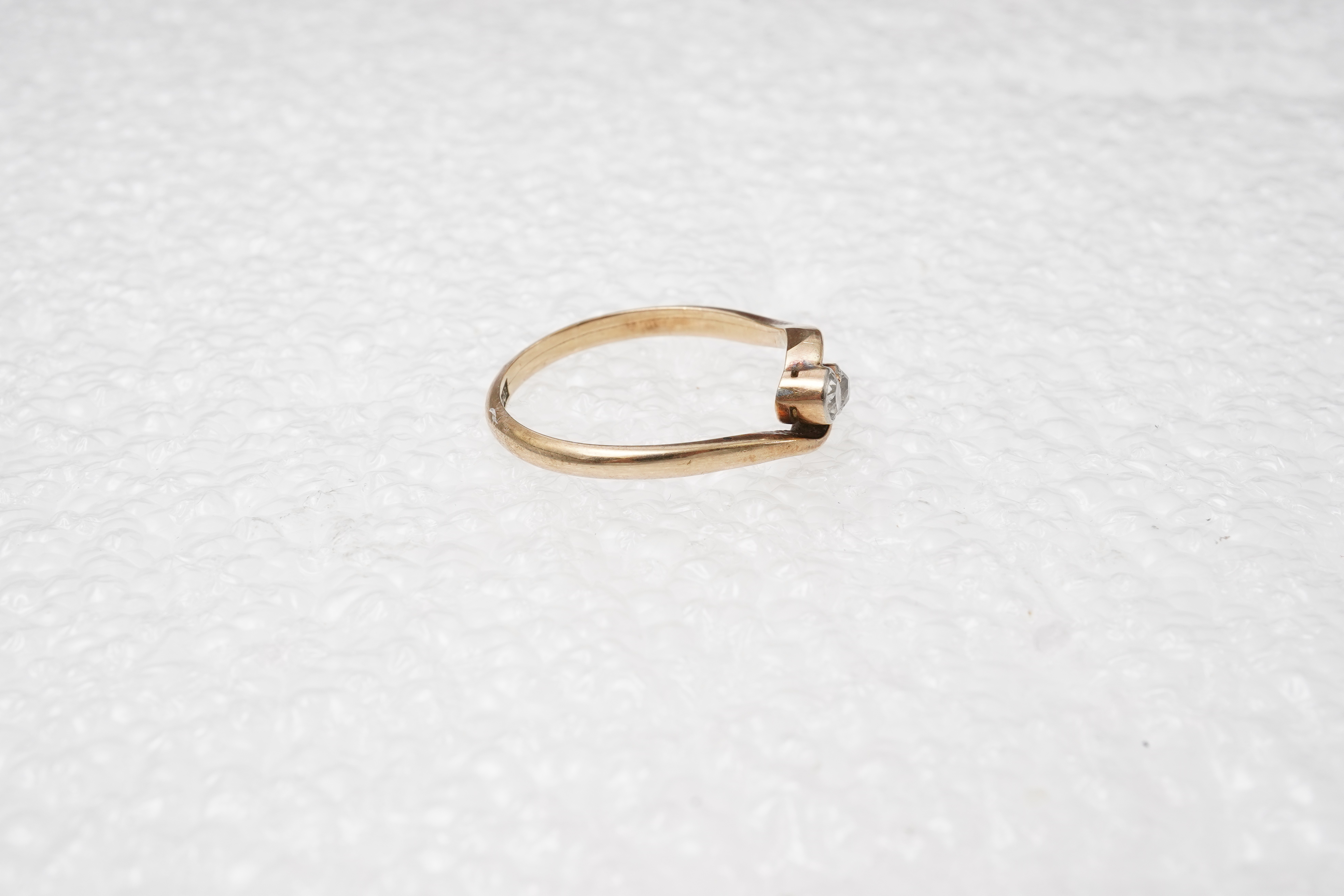 A diamond 'toi-et-moi' ring, early 20th century